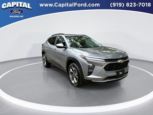 Used 2025 Chevrolet Trax LT w/ LT Convenience Package FWD image 2