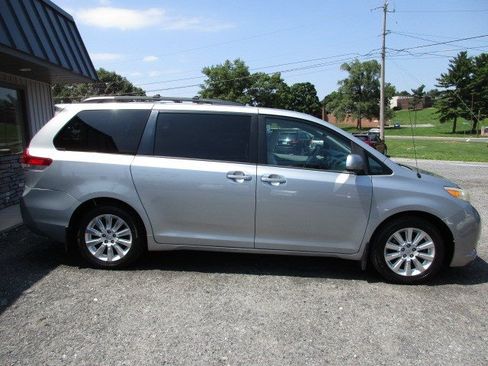 Used 2014 Toyota Sienna LE AWD/4WD image 9