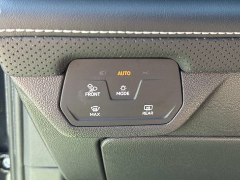 Used 2024 Volkswagen Atlas SE AWD/4WD image 21