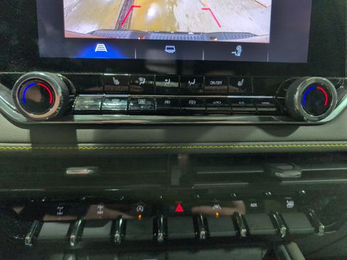 Used 2024 Chevrolet Colorado ZR2 image 19