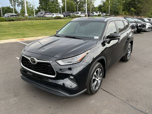 Used 2023 Toyota Highlander XLE FWD image 5