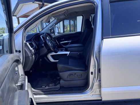 Used 2018 Nissan Titan SV w/ SV Convenience Package image 11