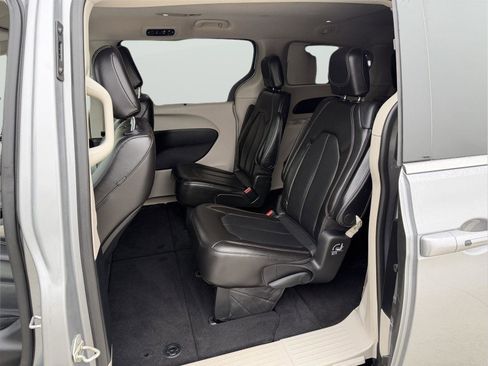 Used 2020 Chrysler Voyager Lxi image 14
