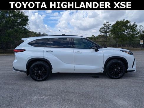 Used 2023 Toyota Highlander XSE image 2