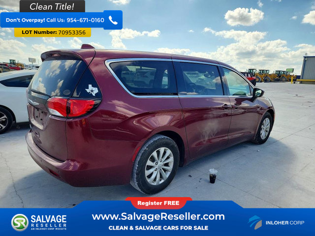 Used 2017 Chrysler Pacifica Touring w/ Tire & Wheel Group FWD image 4