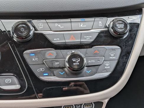 Used 2024 Chrysler Pacifica Touring-L FWD image 25