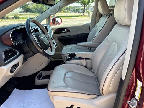 Used 2017 Chrysler Pacifica Limited w/ UConnect Theater Package FWD image 33