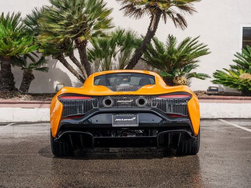 Used 2025 McLaren Artura image 5