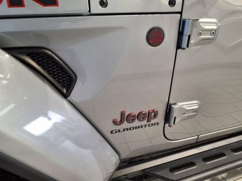 Used 2020 Jeep Gladiator Rubicon w/ Cold Weather Group AWD/4WD image 7