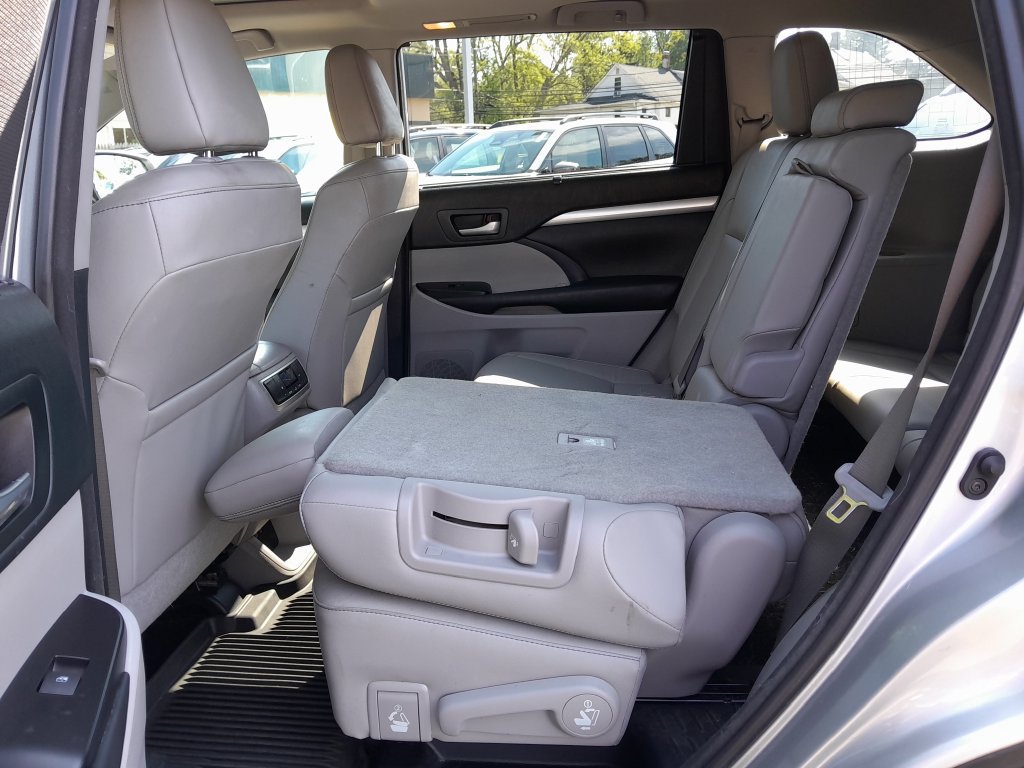 Used 2018 Toyota Highlander XLE AWD/4WD image 34