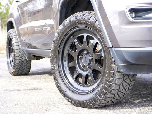 Used 2018 Jeep Grand Cherokee Limited image 3