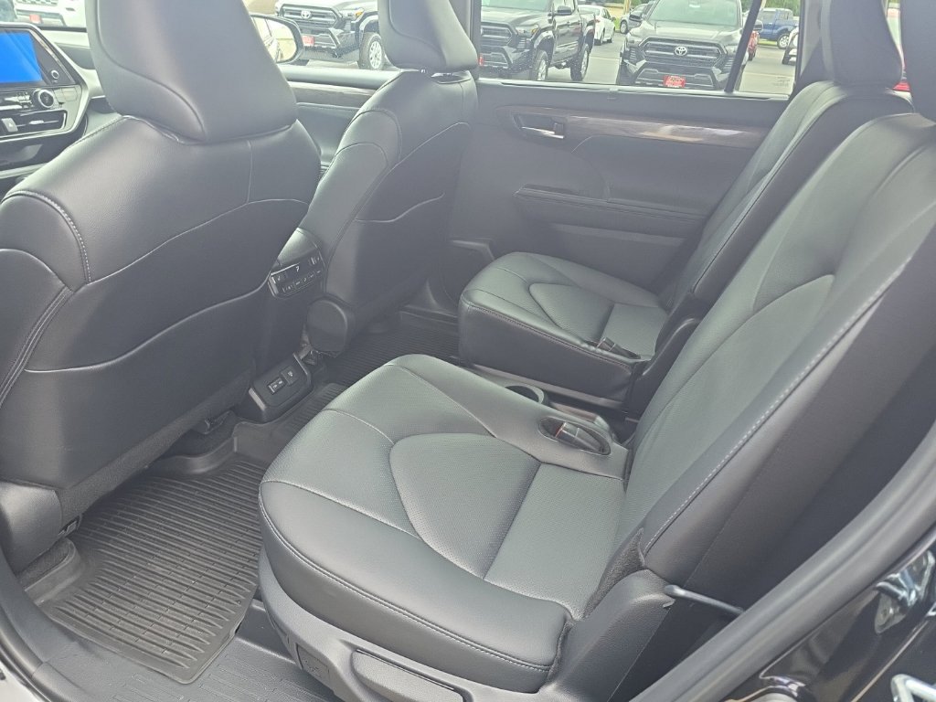 Used 2026 Toyota Highlander Platinum AWD/4WD image 12