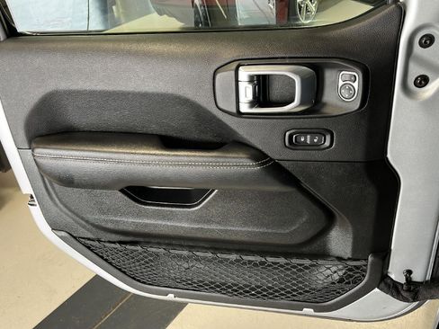 Used 2023 Jeep Gladiator Overland image 15