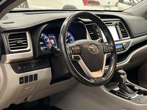 Used 2017 Toyota Highlander XLE image 14