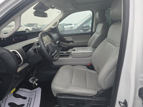 Used 2025 Ford Expedition Active AWD/4WD image 3