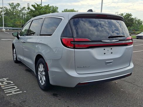 Used 2024 Chrysler Pacifica Touring-L FWD image 4