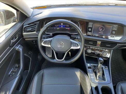Used 2023 Volkswagen Jetta SE w/ Panoramic Sunroof Package image 3