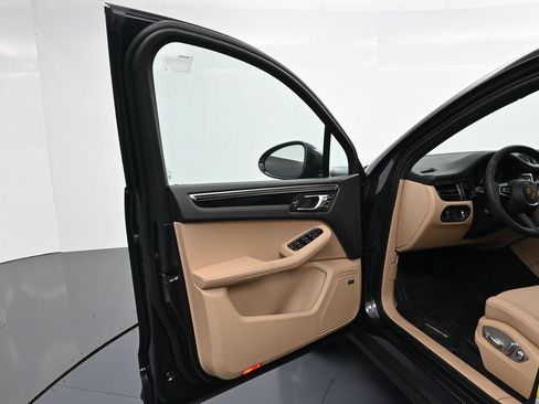 Certified 2026 Porsche Macan AWD/4WD image 16