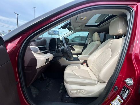 Used 2021 Toyota Highlander XLE FWD image 6