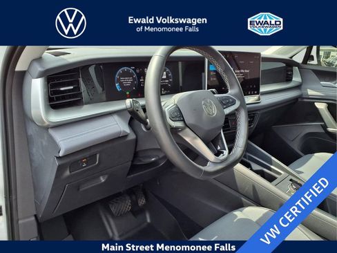 Certified 2025 Volkswagen Tiguan SE w/ Panoramic Sunroof Package AWD/4WD image 11