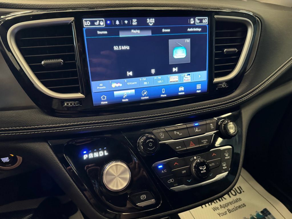 Used 2025 Chrysler Pacifica Select FWD image 14