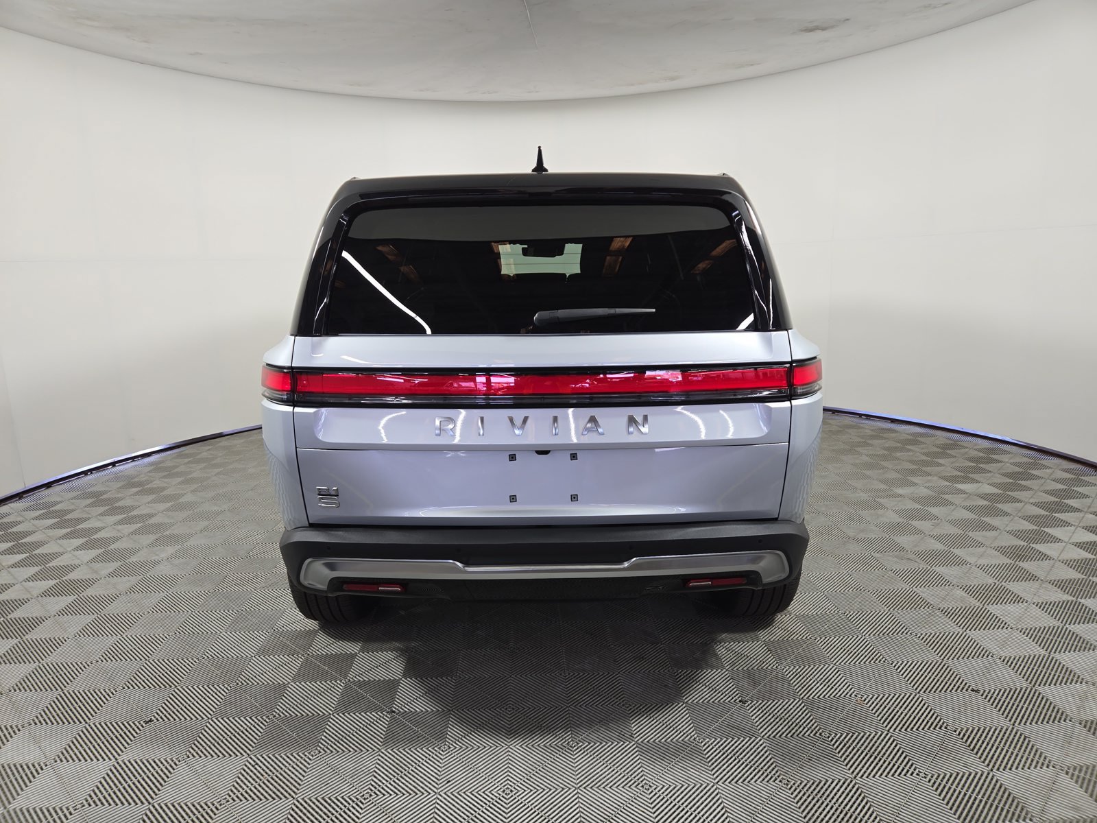 Used 2025 Rivian R1S Adventure Dual AWD/4WD image 4