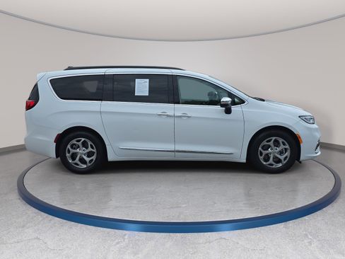 Used 2023 Chrysler Pacifica Limited FWD image 4