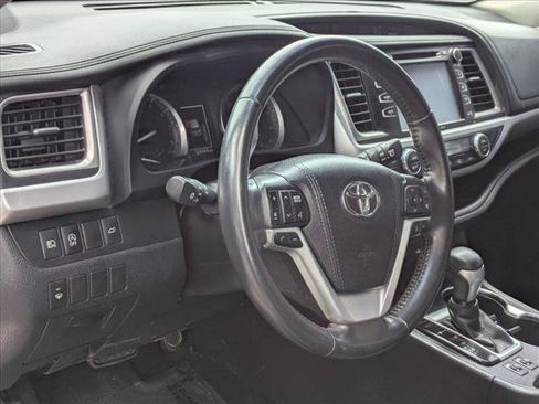 Used 2017 Toyota Highlander SE FWD image 10