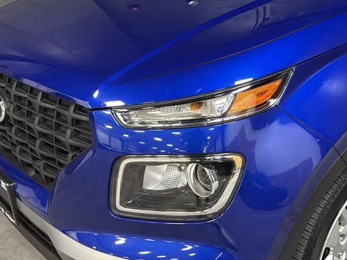 Used 2023 Hyundai Venue SE FWD image 7