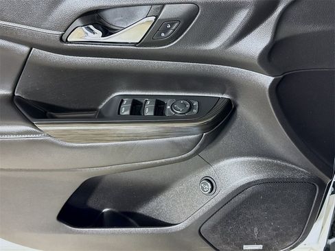 Used 2023 GMC Acadia SLT image 16