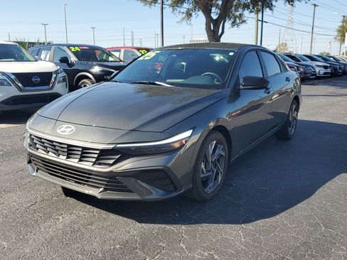 Used 2025 Hyundai Elantra Sport image 3