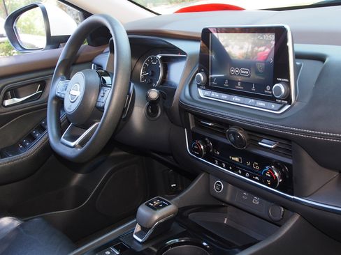 Used 2023 Nissan Rogue SV FWD image 10