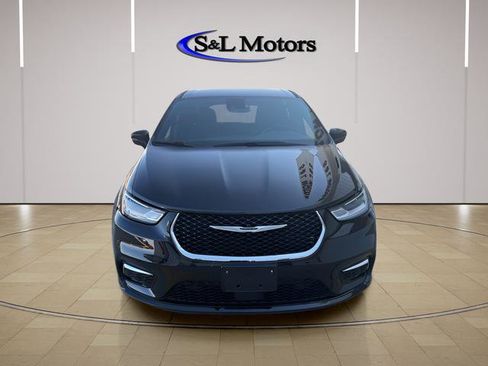 Used 2025 Chrysler Pacifica Select AWD/4WD image 2