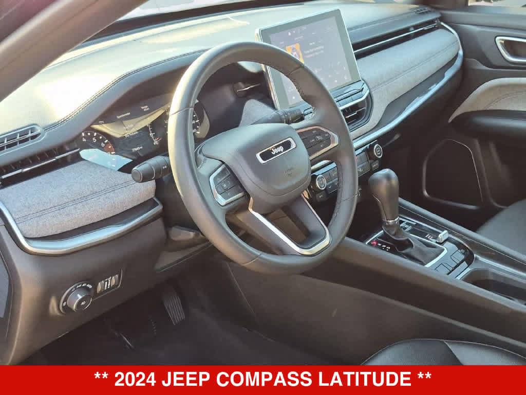 Used 2024 Jeep Compass Latitude AWD/4WD image 2