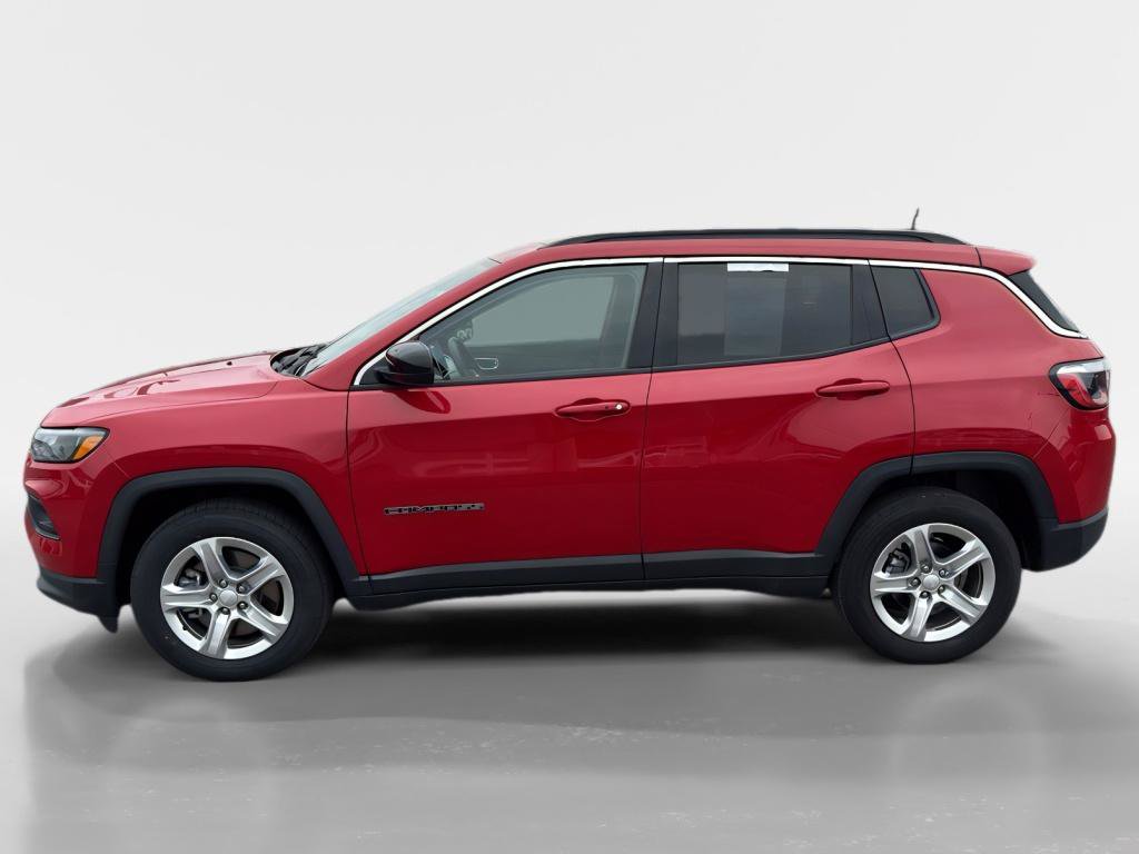 Used 2024 Jeep Compass Latitude AWD/4WD image 2