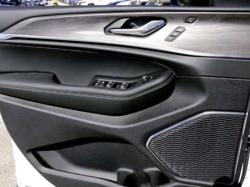 New 2025 Jeep Grand Cherokee Overland w/ Luxury Tech Group IV image 16