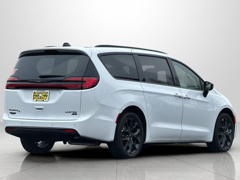Used 2024 Chrysler Pacifica Limited w/ Uconnect Theater Family Group image 5