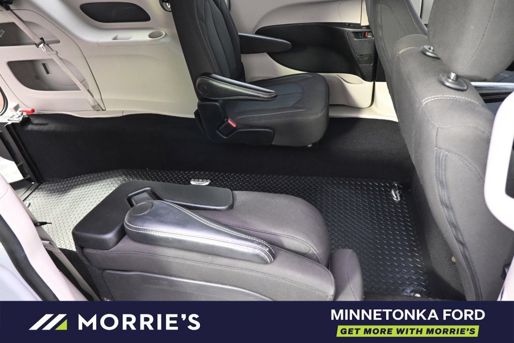 Used 2023 Chrysler Voyager LX FWD image 18