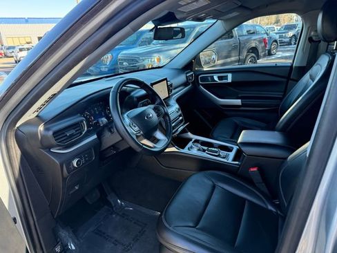 Used 2022 Ford Explorer XLT w/ Equipment Group 202A image 3