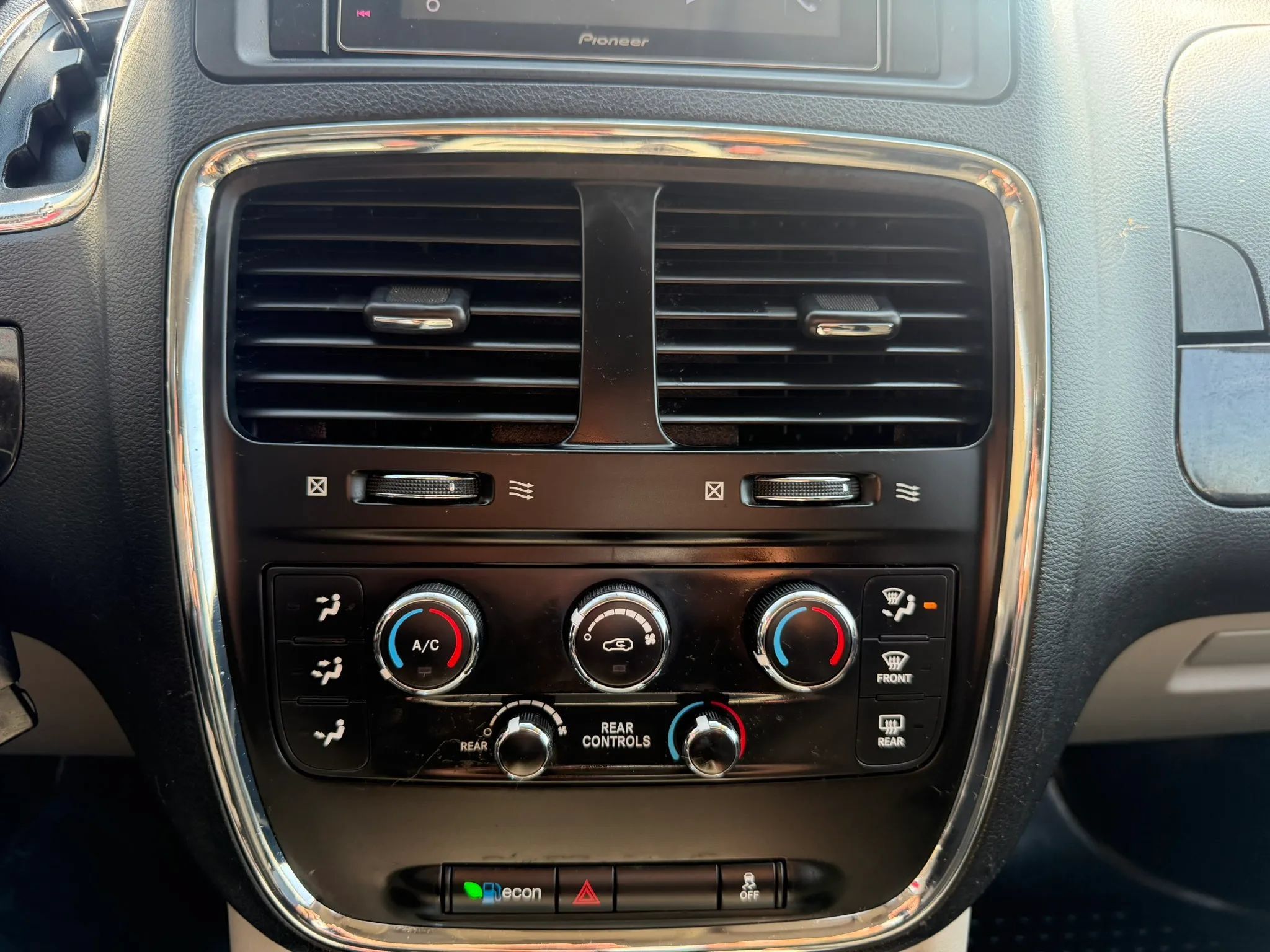 Used 2016 Dodge Grand Caravan SXT FWD image 21
