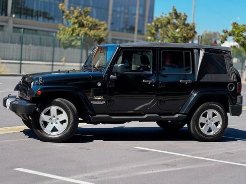 Used 2012 Jeep Wrangler Unlimited Sahara AWD/4WD image 16