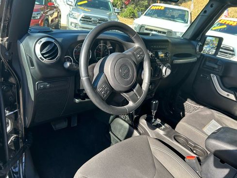 Used 2015 Jeep Wrangler Unlimited Rubicon w/ Connectivity Group image 8