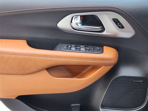 New 2026 Chrysler Pacifica Pinnacle image 18