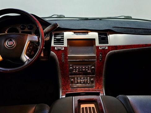 Used 2013 Cadillac Escalade 2WD image 17