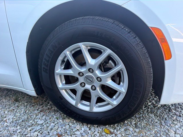 Used 2022 Chrysler Pacifica Touring-L FWD image 10