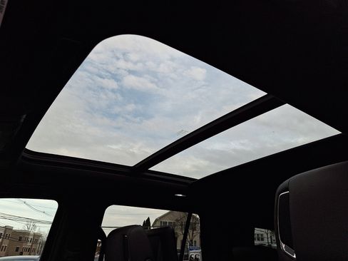 Used 2025 Cadillac Escalade Premium Luxury image 17