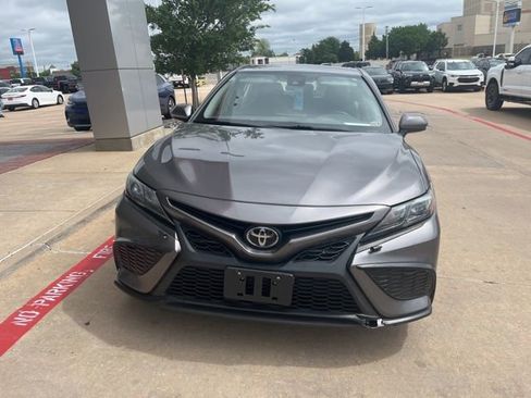 Used 2021 Toyota Camry SE image 3
