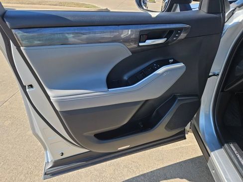 Used 2021 Toyota Highlander Platinum image 14