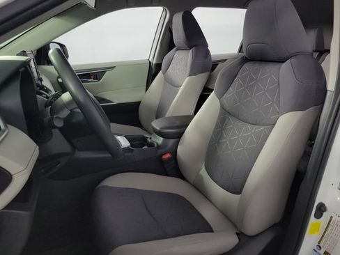 Used 2021 Toyota RAV4 XLE AWD/4WD image 16