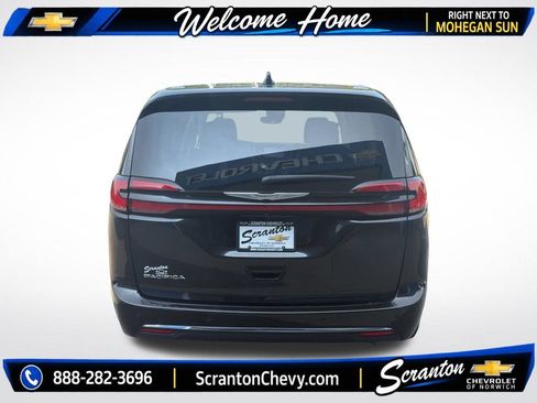 Used 2023 Chrysler Pacifica Touring-L FWD image 5